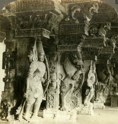 Pilares de un templo hindú, Madurai, India, c. 1900s de Underwood and Underwood