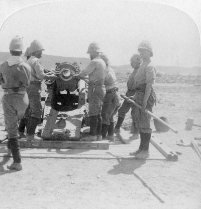 Colocando un proyectil en un cañón de tren de asedio en el río Modder, Sudáfrica, Guerra de los Bóers de Underwood and Underwood