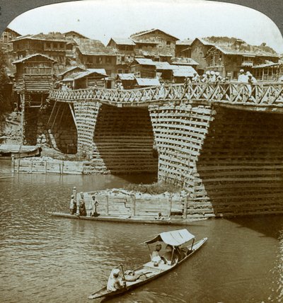 Puente pintoresco y casas, Ciudad del Sol, Cachemira, India, c1900s de Underwood and Underwood
