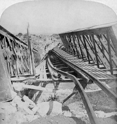 Puente ferroviario sobre el río Vals en Kroonstad, volado por los bóers, Sudáfrica, 1901 de Underwood and Underwood
