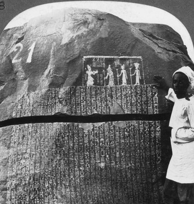 Inscripción notable de una hambruna de siete años en una isla del Nilo, Egipto, 1905 de Underwood and Underwood