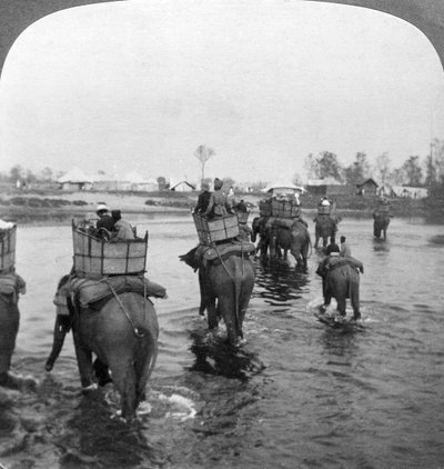 Regresando al campamento después de un día de caza en la jungla de Behar, India, 1909 de Underwood and Underwood