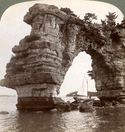 Arco de roca en la bahía de Matsushima, sureste de Japón, 1904 de Underwood and Underwood