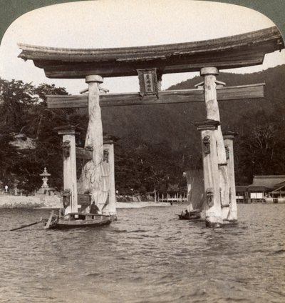 Puerta torii sagrada emergiendo del mar, Santuario Itsukushima, Isla Miyajima, Japón de Underwood and Underwood