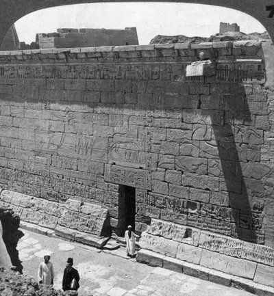 Escenas de batalla y caza talladas en una pared en Medinet Habu, Tebas, Egipto, 1905 de Underwood and Underwood