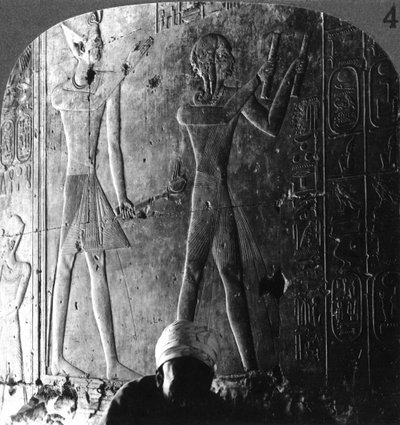 Sethos I y su hijo Ramsés II adorando a sus antepasados, Abidos, Egipto, c1900 de Underwood and Underwood