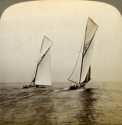 Shamrock I y Shamrock III en una carrera de prueba frente a Sandy Hook, EE.UU. de Underwood and Underwood