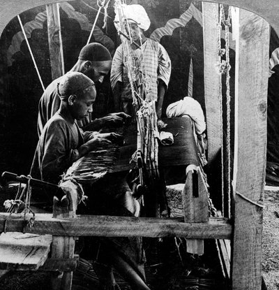Tejedores de chales, Cachemira, India, c1900s de Underwood and Underwood