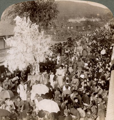 Procesión sintoísta llevando objetos sagrados sobre un puente al Museo Imperial, Kioto, Japón, 1904 de Underwood and Underwood