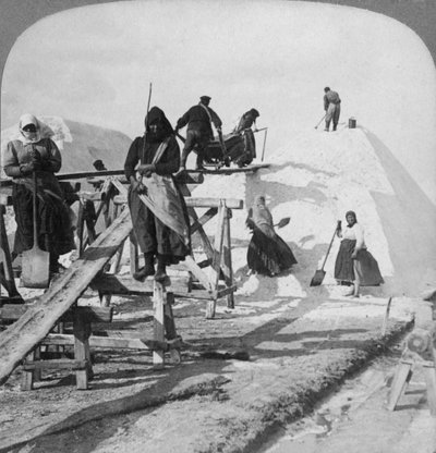 Apilando sal en los grandes campos de sal de Solinen, Mar Negro, Rusia, 1898 de Underwood and Underwood