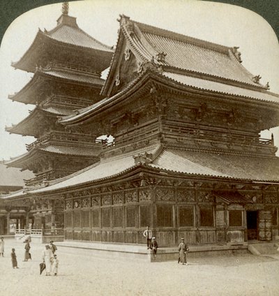 Esplendor majestuoso del Templo Shitenno-ji, Osaka, Japón, 1904 de Underwood and Underwood