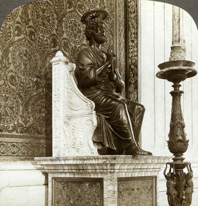 Estatua de San Pedro, Basílica de San Pedro, Roma, Italia de Underwood and Underwood