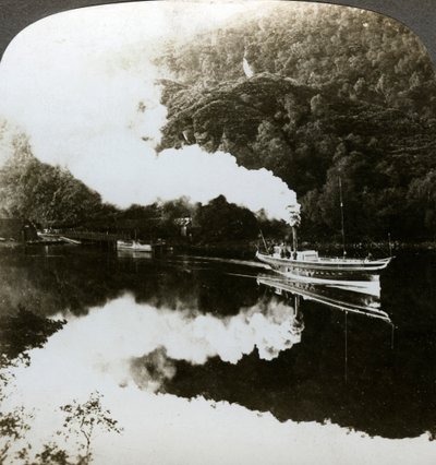 Yate de vapor en Loch Katrine, Escocia de Underwood and Underwood