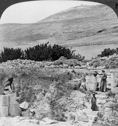 Escaleras que conducen al pozo de Jacob, mirando al noroeste, Palestina Israel, 1905 de Underwood and Underwood