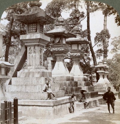 Faroles de piedra en Sumiyoshi, Osaka, Japón, 1904 de Underwood and Underwood