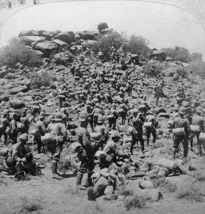 Asalto al kopje bóer por los Suffolks en Colesberg, Sudáfrica, Guerra de los Bóeres, 1900 de Underwood and Underwood