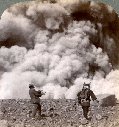 Explosión volcánica repentina en el cráter del Monte Asama, Japón de Underwood and Underwood