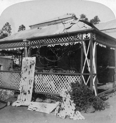 El club que fue golpeado por un proyectil bóer de 94 libras, sitio de Mafeking, Sudáfrica, 1901 de Underwood and Underwood