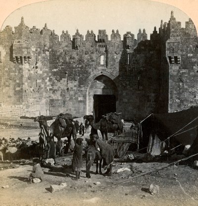 La puerta de Damasco, la entrada norte a Jerusalén, Palestina, 1899 de Underwood and Underwood