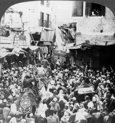 El desfile de la alfombra sagrada con el Mahmal, El Cairo, Egipto, 1905 de Underwood and Underwood