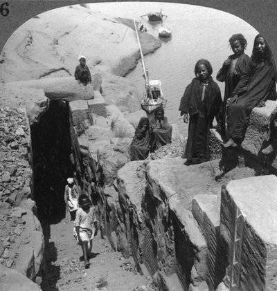 El medidor del Nilómetro de las inundaciones en la primera catarata, Egipto, 1905 de Underwood and Underwood