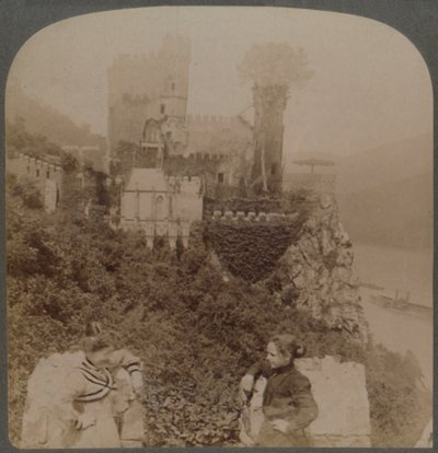 El Rheinstein, el más pintoresco de los castillos renanos - N. desde S. muro del bastión, Alemania, 1902 de Underwood and Underwood