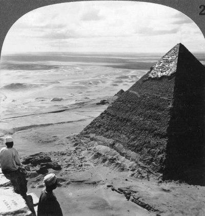 La segunda pirámide, mostrando parte de la cubierta original, Egipto, 1905 de Underwood and Underwood