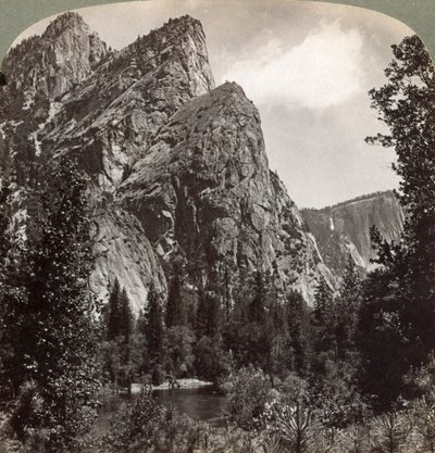 Los tres hermanos, Valle de Yosemite, California, EE.UU., 1902 de Underwood and Underwood