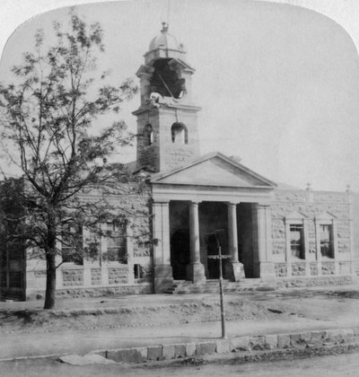 El Ayuntamiento, golpeado por un proyectil bóer durante el asedio, Ladysmith, Sudáfrica, 1901 de Underwood and Underwood