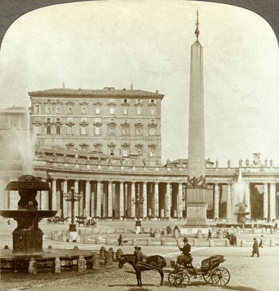 El Palacio del Vaticano desde la Plaza de San Pedro, Roma, Italia de Underwood and Underwood