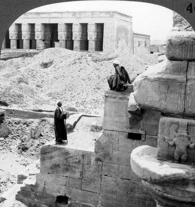 El hermoso Templo de Hathor en Denderah, Egipto, 1905 de Underwood and Underwood