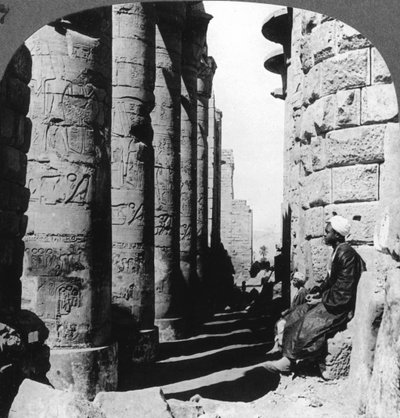 La famosa columnata en el gran Templo de Karnak, Tebas, Egipto, 1905 de Underwood and Underwood