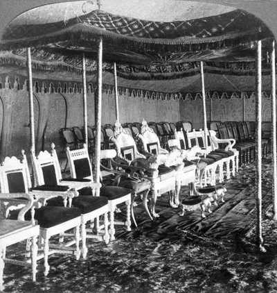 El dosel dorado en la tienda Durbar del Maharajá de Cachemira, Delhi, India, 1903 de Underwood and Underwood