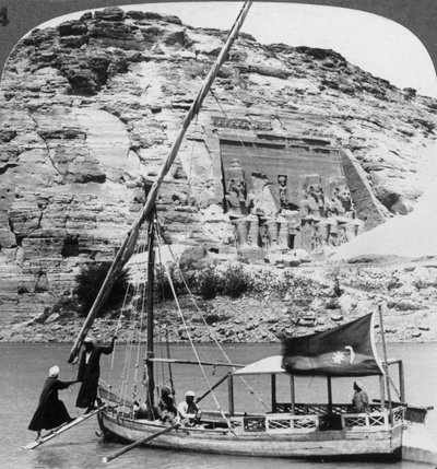 El templo de la gruta de Abu Simbel, visto desde el Nilo, Egipto, 1905 de Underwood and Underwood