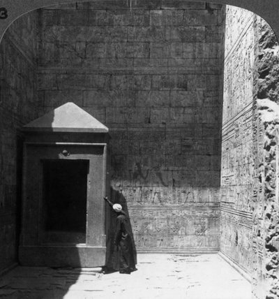 El sanctasanctórum y el santuario de la imagen divina, Templo de Edfu, Egipto, 1905 de Underwood and Underwood