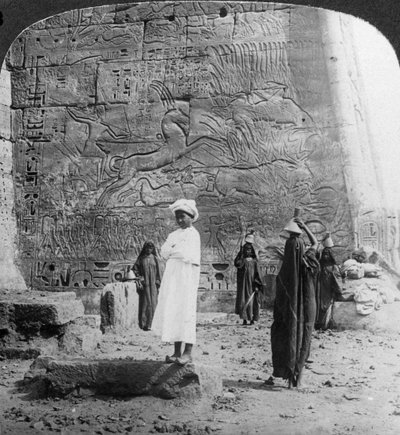 La caza del toro salvaje, tallado en una pared del templo en Medinet Habu, Tebas, Egipto, 1905 de Underwood and Underwood