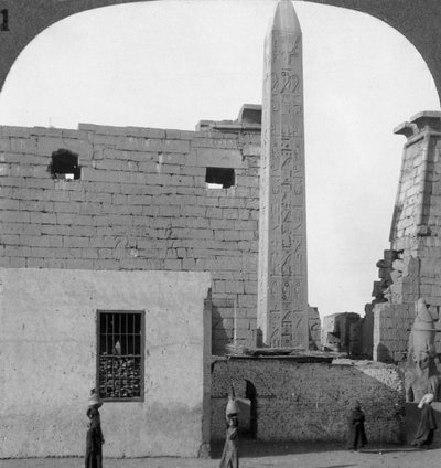 El obelisco de Ramsés II y frente del Templo de Luxor, Tebas, Egipto, 1905 de Underwood and Underwood