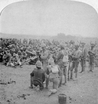Los prisioneros bóer dominados descansando en el camino de Paardeberg al río Modder, 1900 de Underwood and Underwood
