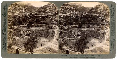 El valle de Cedrón y el pueblo de Siloé, fuera de la muralla de Jerusalén, Palestina, 1896 de Underwood and Underwood