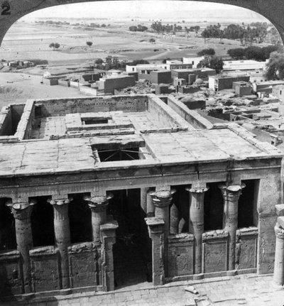 El templo maravillosamente conservado en Edfu, Egipto de Underwood and Underwood