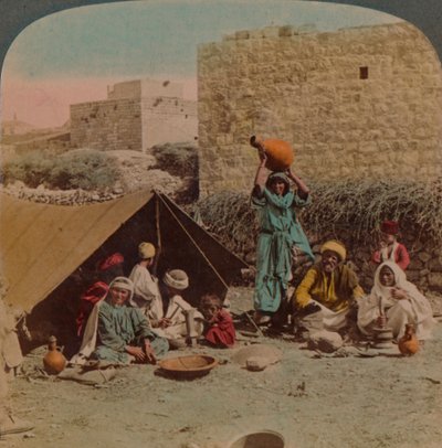 ¡No hay lugar como el hogar! - vivienda y tienda de un herrero gitano, Siria, 1900 de Underwood and Underwood