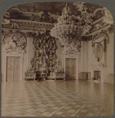 Sala del trono, Palacio Real, Berlín, con aparador cargado de platos y decoraciones regias, Alemania, 1903 de Underwood and Underwood