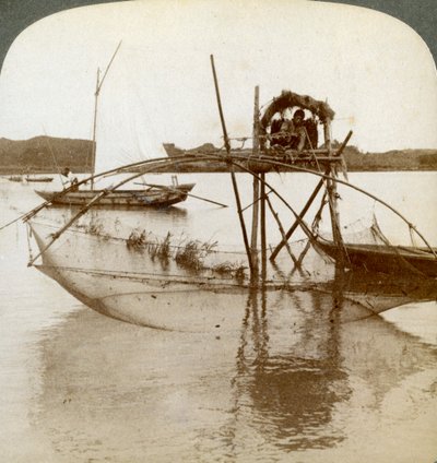 Trabajador del mar, con su curiosa red de pesca, bahía de Matsushima, Japón, 1904 de Underwood and Underwood