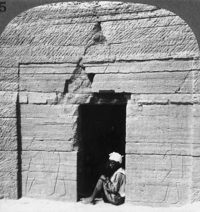 Tumba de Harkhuf, un barón fronterizo en los días de los constructores de pirámides, Asuán, Egipto, 1905 de Underwood and Underwood