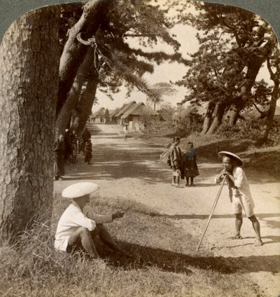Viajeros descansando bajo los pinos en Suzukawa, antigua carretera de Tokio a Kioto, Japón, 1904 de Underwood and Underwood