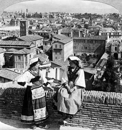 Dos mujeres con traje tradicional en Roma, Italia de Underwood and Underwood