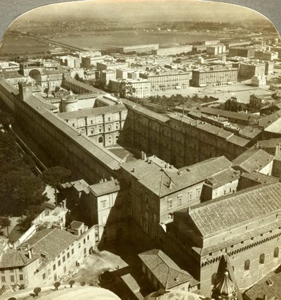 Palacio del Vaticano desde la cúpula de la Basílica de San Pedro, Roma, Italia de Underwood and Underwood