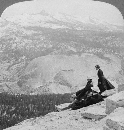 Vista desde Clouds Rest sobre el Valle de Little Yosemite hacia el Monte Clark, California, EE.UU. de Underwood and Underwood