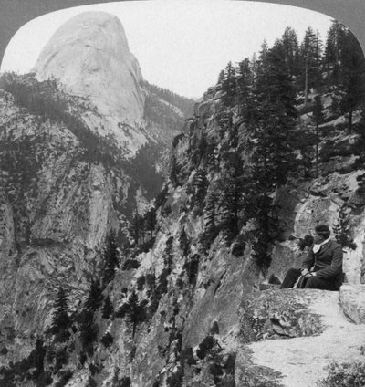Vista desde el Cañón del Glaciar hacia Half Dome, Valle de Yosemite, California, EE.UU., 1902 de Underwood and Underwood