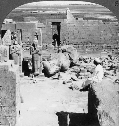 Vista desde el Ramesseum hacia el sureste sobre la llanura de Tebas, Egipto, 1905 de Underwood and Underwood